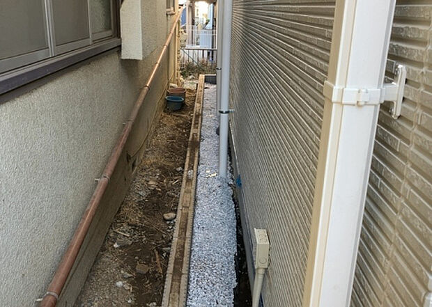 【庭】庭があることでガーデニングや家庭菜園はもちろん、こどもの遊び場やペットを放して遊ぶことができます。また、家の周囲に余裕があるということです。隣地との間があれば、十分な日当たりと、風通しが確保できます。