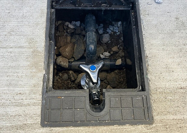 【その他設備】敷地内には、散水栓や立水栓があります。水道水を直接利用できるため、水を運ぶ手間を省くことが出来ます。大量の水を必要とする洗車作業や清掃などに役立ちます。その他設備とあわせて、現地でご確認ください。