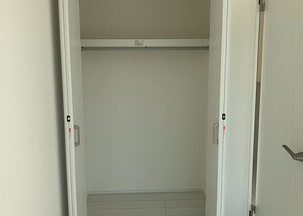 【ウォークインクローゼット】ウォークインクローゼットがあれば、クローゼット内でコーディネートが完成できますし、季節の変わり目に行う衣替えの手間も省けます。また、スーツケースなど大きいものもしまうことができ使い勝手がよいです。