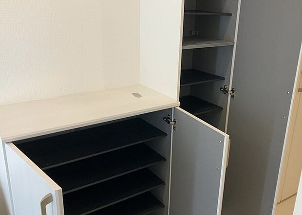 【玄関収納】玄関収納は、靴や傘、コートなどをスッキリと収納できるだけでなく、来客時に見せる顔となるため、家の顔とも言えます。収納量だけでなく、デザイン性も重視したいところです。ミラー付きの収納であれば、外出前の身だしなみチェックにも便利です。