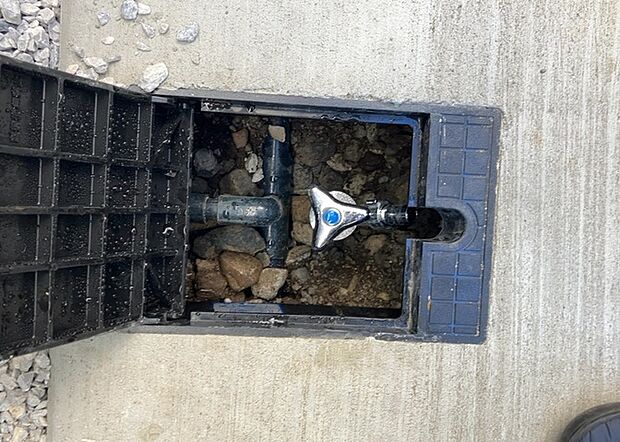 【外水栓】外水栓は、庭の水やりや洗車など、様々な用途に使える便利な設備です。ホースがしっかりと接続できるもの、水圧が安定しているものなど、使い勝手の良いものを選びましょう。また、凍結防止機能が付いているものなら、冬場でも安心して使用できます。