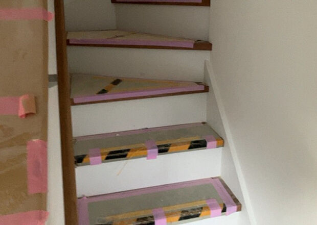 【内装】建物の上下階の通路である階段は、その位置によって動線や室内の印象が大きく左右されます。手摺にも重要な役割があり、転倒の防止・歩行や動作を円滑にして日常生活を支えることを主な目的として設置されています。