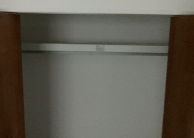 【ウォークインクローゼット】ウォークインクローゼットがあれば、クローゼット内でコーディネートが完成できますし、季節の変わり目に行う衣替えの手間も省けます。また、スーツケースなど大きいものもしまうことができ使い勝手がよいです。