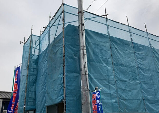 【外観_3】現地に行くなら、物件の周囲の地形がどうなっているかを見ることも大切です。周辺より低くなっている土地では、大雨などで水が集まりやすいため、地盤が弱くなっているということも考えられるため、注意が必要です。