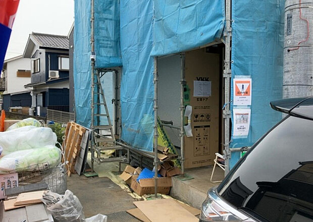 【構造・工法・仕様_2】ベタ基礎とは、柱の位置に関係なく全体に基礎がある事を指し、面積が大きい分建物の重さを全体に分散できます。また、地面からの湿気や害虫を遮断でき、木造住宅で心配されるシロアリ被害を防ぐ効果も期待できます。