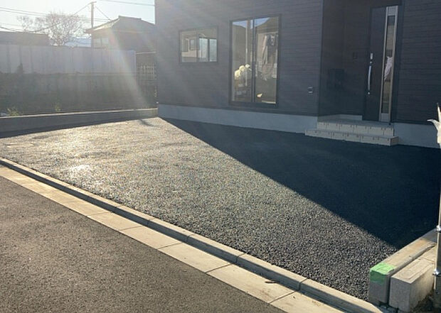 【駐車場】駐車場と明記されていても、最小スペースでつくられた駐車場だと大型車は駐車できなかったり、出入りしにくくなったりする可能性があります。お車のサイズと購入したい物件の駐車場のサイズを現地で確認しましょう。