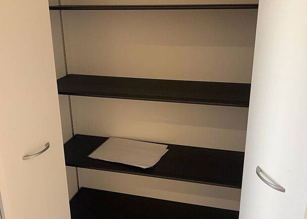 【玄関収納】玄関収納は、靴や傘、コートなどをスッキリと収納できるだけでなく、来客時に見せる顔となるため、家の顔とも言えます。収納量だけでなく、デザイン性も重視したいところです。ミラー付きの収納であれば、外出前の身だしなみチェックにも便利です。