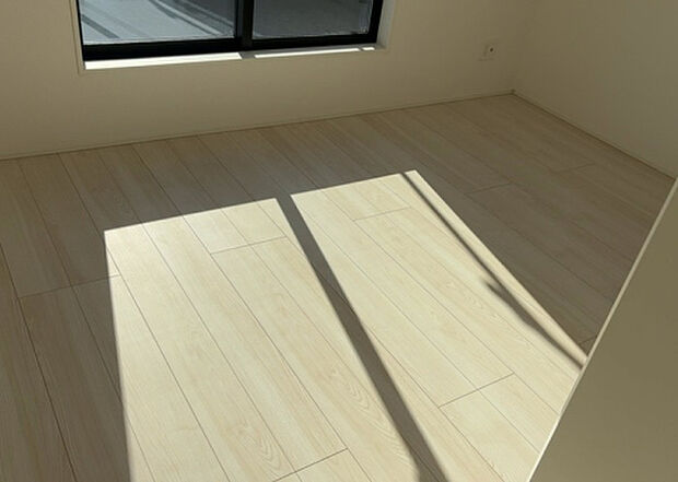 【洋室】洋室のメリットは重い家具が置きやすく、身の回りが整理しやすいことです。 床がフローリングのため畳とは異なり凹みにくいです。 クローゼットなど収納が豊富で、普段使わない旅行カバンや服の整頓も簡単にです。