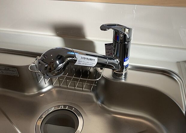【キッチン水栓】キッチン水栓は、毎日必ず使うものだからこそ、使いやすさが重要です。シャワーヘッドの切り替えがスムーズか、吐水量が調節できるか、水しぶきが飛び散りにくい構造か、浄水機能が付いているかなど、日々の家事を快適にするための機能が数多くあります。また、デザインも多種多様なので、キッチン全体の雰囲気に合わせたものを選ぶことができます。