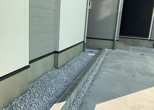 【庭】庭があることでガーデニングや家庭菜園はもちろん、こどもの遊び場やペットを放して遊ぶことができます。また、家の周囲に余裕があるということです。隣地との間があれば、十分な日当たりと、風通しが確保できます。