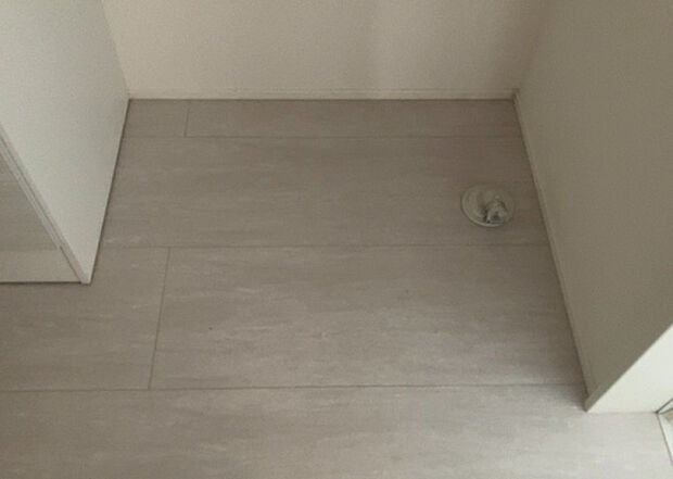 【ランドリースペース】ランドリースペースも気になります。洗濯機置場があり「洗う、干す、取り込む、アイロンがけ、たたむ」など、洗濯に関する家事をするための空間です。広さや収納など付帯設備も含めて、詳細は現地でご確認ください。