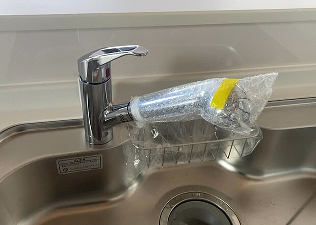 【キッチン水栓】キッチン水栓は、毎日必ず使うものだからこそ、使いやすさが重要です。シャワーヘッドの切り替えがスムーズか、吐水量が調節できるか、水しぶきが飛び散りにくい構造か、浄水機能が付いているかなど、日々の家事を快適にするための機能が数多くあります。また、デザインも多種多様なので、キッチン全体の雰囲気に合わせたものを選ぶことができます。