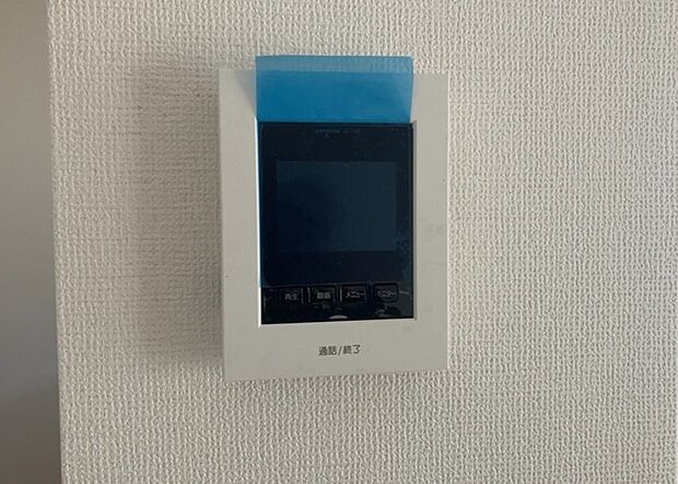 【ＴＶモニター付きインターホン】TVモニター付きインターホンは、来訪者の顔を確認できるだけでなく、音声でやり取りすることもできるため、セキュリティ面で安心できる設備です。モニター画面が大きく見やすいもの、夜間でも来訪者をしっかりと確認できるものなど、機能性を重視したいところです。