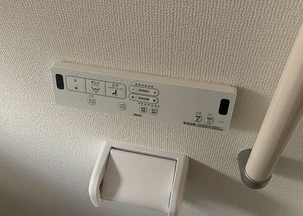 【ウォシュレット（リモコン）】ウォシュレットは、衛生面だけでなく、快適性も向上させる便利な設備です。洗浄機能の種類や水温調節機能など、様々な機能が付いたものが多くあります。リモコンも、操作が簡単で、使いやすいものを選びましょう。