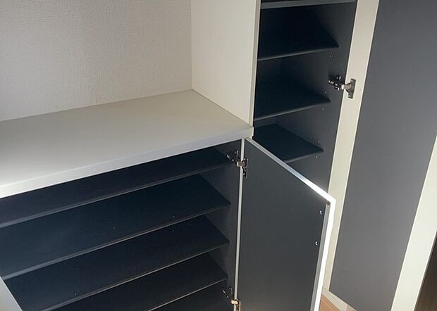 【玄関収納】玄関収納は、靴や傘、コートなどをスッキリと収納できるだけでなく、来客時に見せる顔となるため、家の顔とも言えます。収納量だけでなく、デザイン性も重視したいところです。ミラー付きの収納であれば、外出前の身だしなみチェックにも便利です。