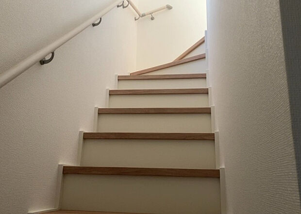 【内装】建物の上下階の通路である階段は、その位置によって動線や室内の印象が大きく左右されます。手摺にも重要な役割があり、転倒の防止・歩行や動作を円滑にして日常生活を支えることを主な目的として設置されています。