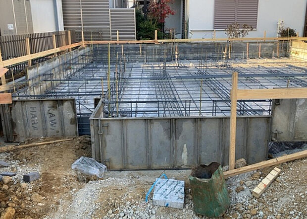 【構造・工法・仕様_2】ベタ基礎とは、柱の位置に関係なく全体に基礎がある事を指し、面積が大きい分建物の重さを全体に分散できます。また、地面からの湿気や害虫を遮断でき、木造住宅で心配されるシロアリ被害を防ぐ効果も期待できます。