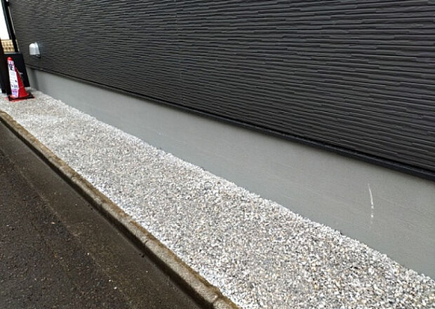 【庭】庭があることでガーデニングや家庭菜園はもちろん、こどもの遊び場やペットを放して遊ぶことができます。また、家の周囲に余裕があるということです。隣地との間があれば、十分な日当たりと、風通しが確保できます。