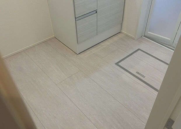 【脱衣場】多くの戸建て住宅で見かける洗面脱衣所は、洗面台と洗濯機が2畳ほどのスペースに並べられていて、洗面所が脱衣所を兼ね備えている間取りが一般的です。お客様が利用することもある、パブリックな空間でもあります。