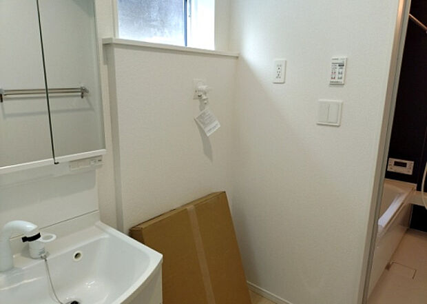 【ランドリースペース】ランドリースペースも気になります。洗濯機置場があり「洗う、干す、取り込む、アイロンがけ、たたむ」など、洗濯に関する家事をするための空間です。広さや収納など付帯設備も含めて、詳細は現地でご確認ください。