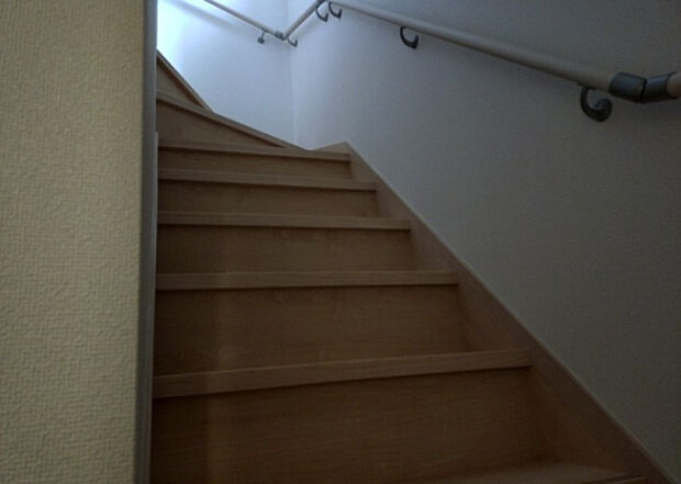 【内装】建物の上下階の通路である階段は、その位置によって動線や室内の印象が大きく左右されます。手摺にも重要な役割があり、転倒の防止・歩行や動作を円滑にして日常生活を支えることを主な目的として設置されています。