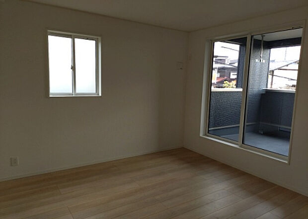 【洋室】洋室のメリットは重い家具が置きやすく、身の回りが整理しやすいことです。 床がフローリングのため畳とは異なり凹みにくいです。 クローゼットなど収納が豊富で、普段使わない旅行カバンや服の整頓も簡単にです。