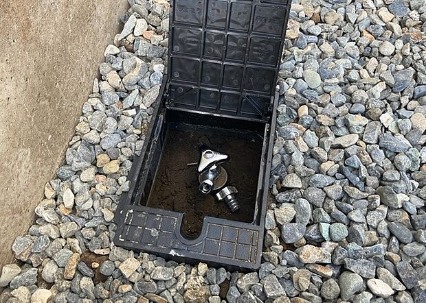 【外水栓】外水栓は、庭の水やりや洗車など、様々な用途に使える便利な設備です。ホースがしっかりと接続できるもの、水圧が安定しているものなど、使い勝手の良いものを選びましょう。また、凍結防止機能が付いているものなら、冬場でも安心して使用できます。