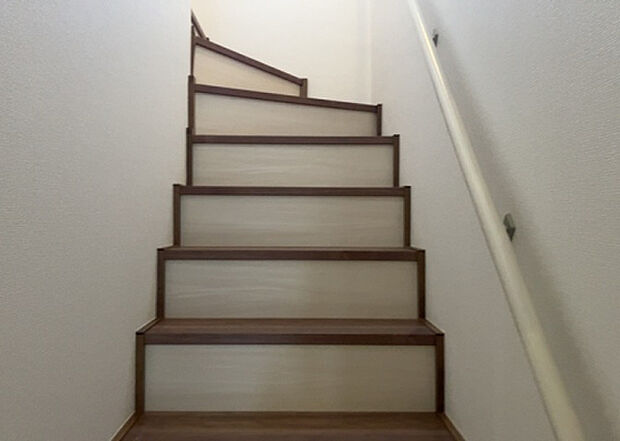 【内装】建物の上下階の通路である階段は、その位置によって動線や室内の印象が大きく左右されます。手摺にも重要な役割があり、転倒の防止・歩行や動作を円滑にして日常生活を支えることを主な目的として設置されています。