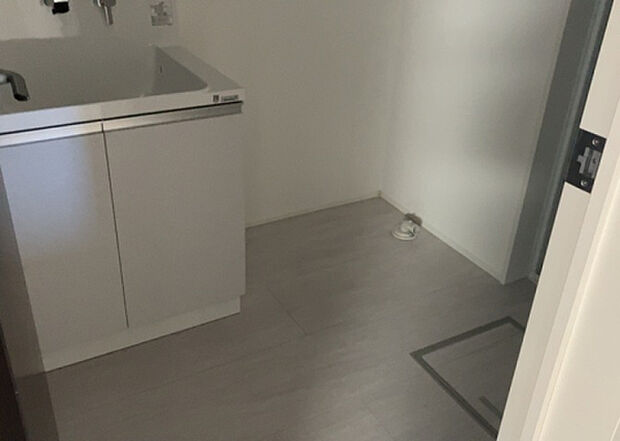 【脱衣場】多くの戸建て住宅で見かける洗面脱衣所は、洗面台と洗濯機が2畳ほどのスペースに並べられていて、洗面所が脱衣所を兼ね備えている間取りが一般的です。お客様が利用することもある、パブリックな空間でもあります。