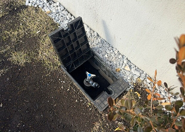 【その他設備】敷地内には、散水栓や立水栓があります。水道水を直接利用できるため、水を運ぶ手間を省くことが出来ます。大量の水を必要とする洗車作業や清掃などに役立ちます。その他設備とあわせて、現地でご確認ください。