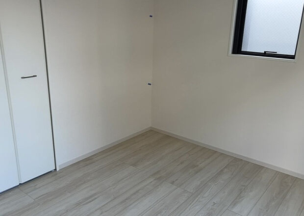 【ウォークインクローゼット】ウォークインクローゼットがあれば、クローゼット内でコーディネートが完成できますし、季節の変わり目に行う衣替えの手間も省けます。また、スーツケースなど大きいものもしまうことができ使い勝手がよいです。