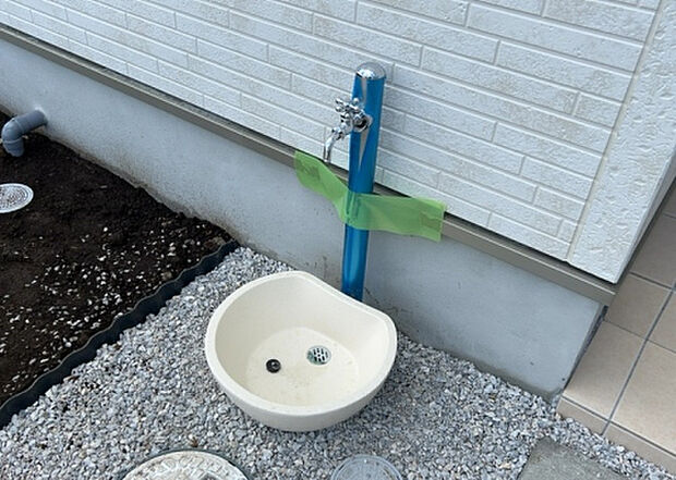 【その他設備】敷地内には、散水栓や立水栓があります。水道水を直接利用できるため、水を運ぶ手間を省くことが出来ます。大量の水を必要とする洗車作業や清掃などに役立ちます。その他設備とあわせて、現地でご確認ください。