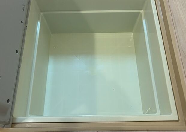 【キッチン床下収納】キッチン床下収納は、調理器具や食器などをスッキリと収納できる便利なスペースです。収納量が多いもの、引き出しがスムーズに開閉するものなど、使い勝手の良いものを選ぶことが大切です。また、湿気がこもりやすい場所なので、通気性の良いものを選ぶこともおすすめです。