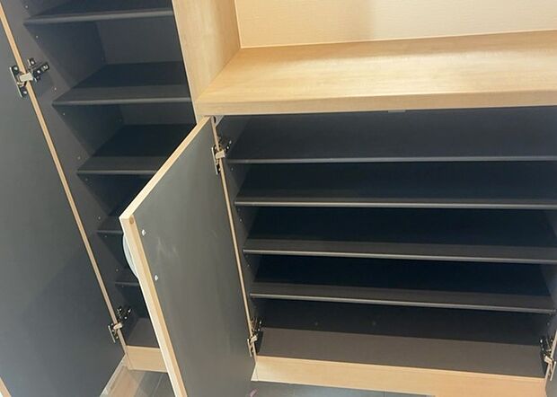 【玄関収納】玄関収納は、靴や傘、コートなどをスッキリと収納できるだけでなく、来客時に見せる顔となるため、家の顔とも言えます。収納量だけでなく、デザイン性も重視したいところです。ミラー付きの収納であれば、外出前の身だしなみチェックにも便利です。