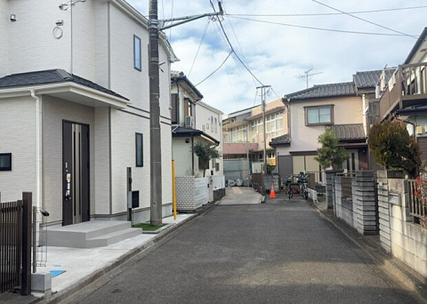 【前面道路含む現地写真_2】お持ちの車種によっては前面道路が広い方が便利でしょう。しかし、前面道路が広ければその分交通量が多くなるため、騒音などが気になる場合があります。実際に現地を見学し、周辺交通量や騒音などを確認しましょう！