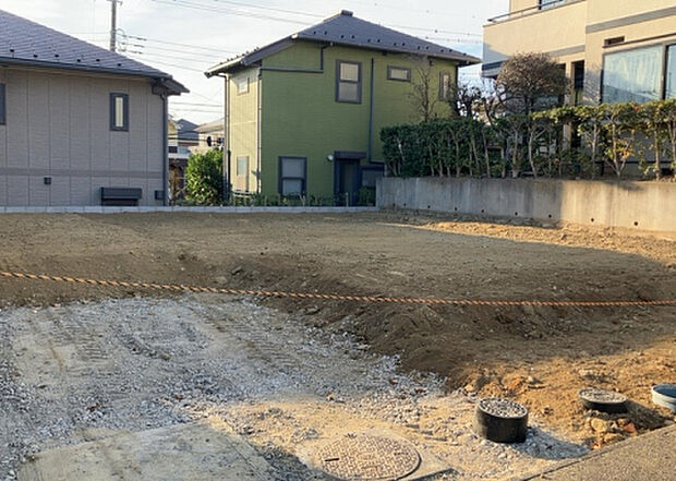 【前面道路含む現地写真_3】お持ちの車種によっては前面道路が広い方が便利でしょう。しかし、前面道路が広ければその分交通量が多くなるため、騒音などが気になる場合があります。実際に現地を見学し、周辺交通量や騒音などを確認しましょう！