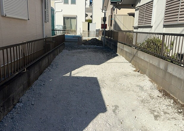 【外観_3】現地に行くなら、物件の周囲の地形がどうなっているかを見ることも大切です。周辺より低くなっている土地では、大雨などで水が集まりやすいため、地盤が弱くなっているということも考えられるため、注意が必要です。