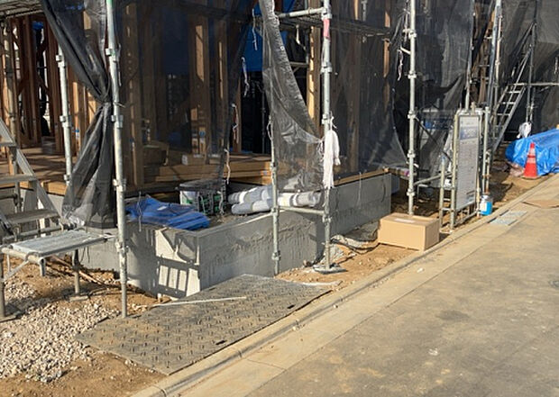 【玄関】玄関は家の顔でもあり、家族以外の目にも止まる場所です。玄関は外との間を仕切る扉、靴などをしまっておく収納スペース、靴脱ぎのたたきスペース、来客とのやり取りをするドアホンなど複数のアイテムからなります。