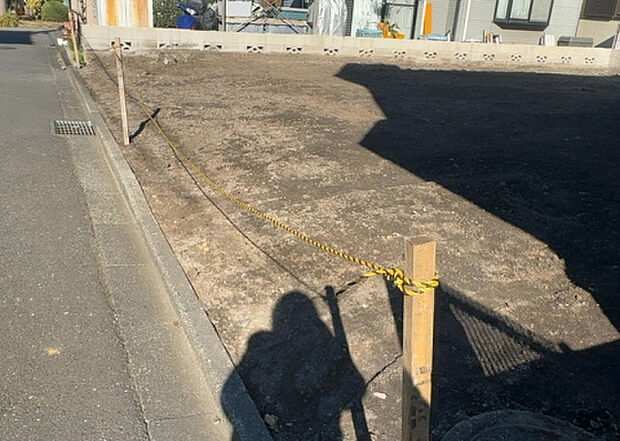 【駐車場_2】駐車場と明記されていても、最小スペースでつくられた駐車場だと大型車は駐車できなかったり、出入りしにくくなったりする可能性があります。お車のサイズと購入したい物件の駐車場のサイズを現地で確認しましょう。