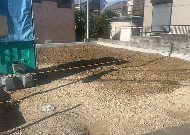 【庭_2】庭のある家に住むことのメリットとして、子どもたちの遊び場を確保できること、ガーデニングや家庭菜園を楽しめること、明るさを確保できることがあります。また、配置を工夫することでプライバシーが確保できます。