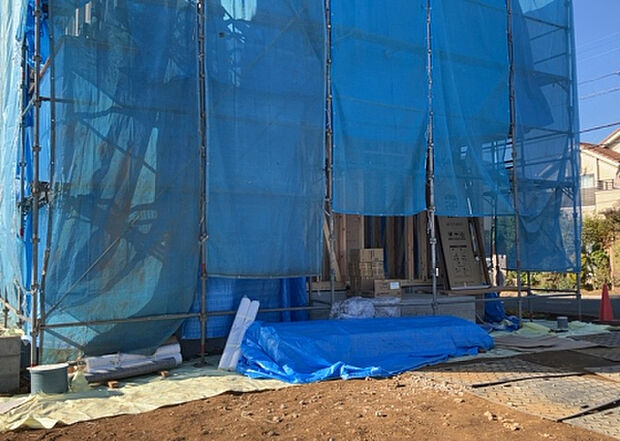 【外観_3】現地に行くなら、物件の周囲の地形がどうなっているかを見ることも大切です。周辺より低くなっている土地では、大雨などで水が集まりやすいため、地盤が弱くなっているということも考えられるため、注意が必要です。