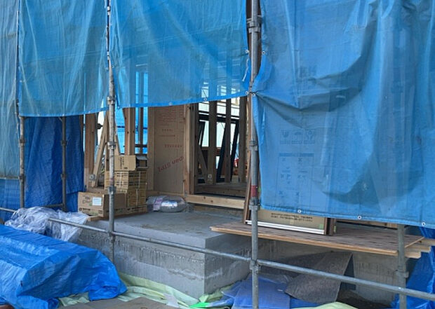 【玄関】玄関は家の顔でもあり、家族以外の目にも止まる場所です。玄関は外との間を仕切る扉、靴などをしまっておく収納スペース、靴脱ぎのたたきスペース、来客とのやり取りをするドアホンなど複数のアイテムからなります。