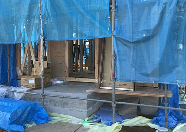 【玄関_2】玄関は、狭すぎると複数人で使いにくく、広すぎても無駄な空間になりがちです。最低2畳を目安にして、家の広さとの兼ね合いや家族の人数を考慮して決めるとよいでしょう。現地を見学して快適な玄関を選びましょう！