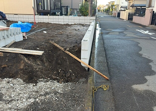 【庭_2】庭のある家に住むことのメリットとして、子どもたちの遊び場を確保できること、ガーデニングや家庭菜園を楽しめること、明るさを確保できることがあります。また、配置を工夫することでプライバシーが確保できます。