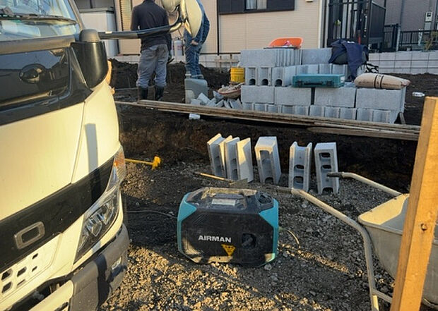 【玄関】玄関は家の顔でもあり、家族以外の目にも止まる場所です。玄関は外との間を仕切る扉、靴などをしまっておく収納スペース、靴脱ぎのたたきスペース、来客とのやり取りをするドアホンなど複数のアイテムからなります。