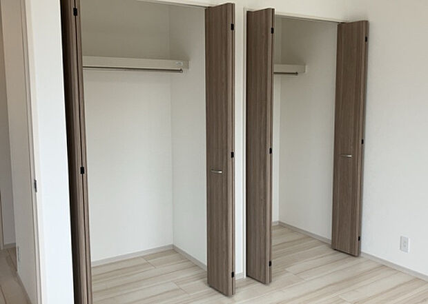 【ウォークインクローゼット】ウォークインクローゼットがあれば、クローゼット内でコーディネートが完成できますし、季節の変わり目に行う衣替えの手間も省けます。また、スーツケースなど大きいものもしまうことができ使い勝手がよいです。