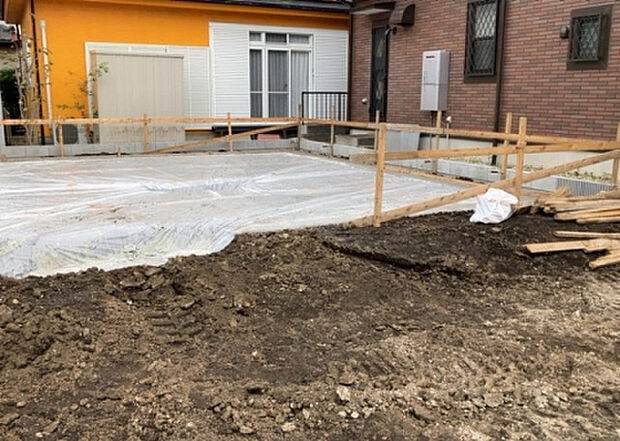 【外観_3】現地に行くなら、物件の周囲の地形がどうなっているかを見ることも大切です。周辺より低くなっている土地では、大雨などで水が集まりやすいため、地盤が弱くなっているということも考えられるため、注意が必要です。