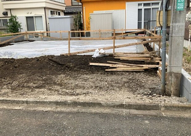 【庭_2】庭のある家に住むことのメリットとして、子どもたちの遊び場を確保できること、ガーデニングや家庭菜園を楽しめること、明るさを確保できることがあります。また、配置を工夫することでプライバシーが確保できます。