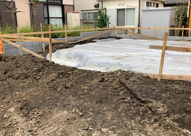 【玄関_2】玄関は、狭すぎると複数人で使いにくく、広すぎても無駄な空間になりがちです。最低2畳を目安にして、家の広さとの兼ね合いや家族の人数を考慮して決めるとよいでしょう。現地を見学して快適な玄関を選びましょう！