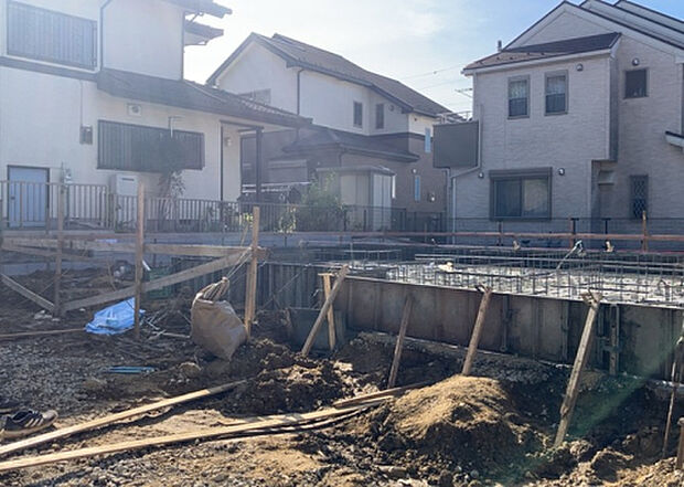 【玄関】玄関は家の顔でもあり、家族以外の目にも止まる場所です。玄関は外との間を仕切る扉、靴などをしまっておく収納スペース、靴脱ぎのたたきスペース、来客とのやり取りをするドアホンなど複数のアイテムからなります。